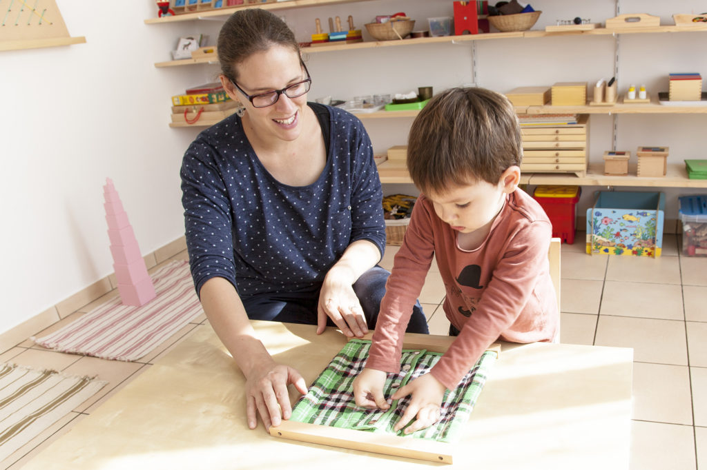 Un enfant apprend grâce aux atelier Montessori avec Sarah.
