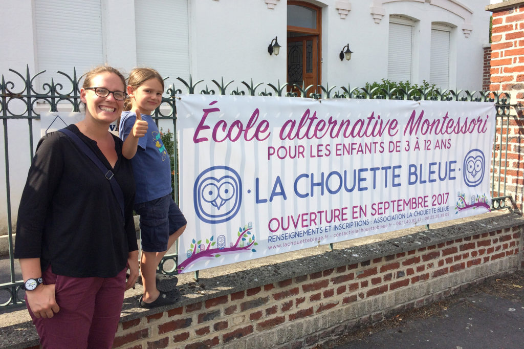 Banderole annonçant l'ouverture de l'école alternative.