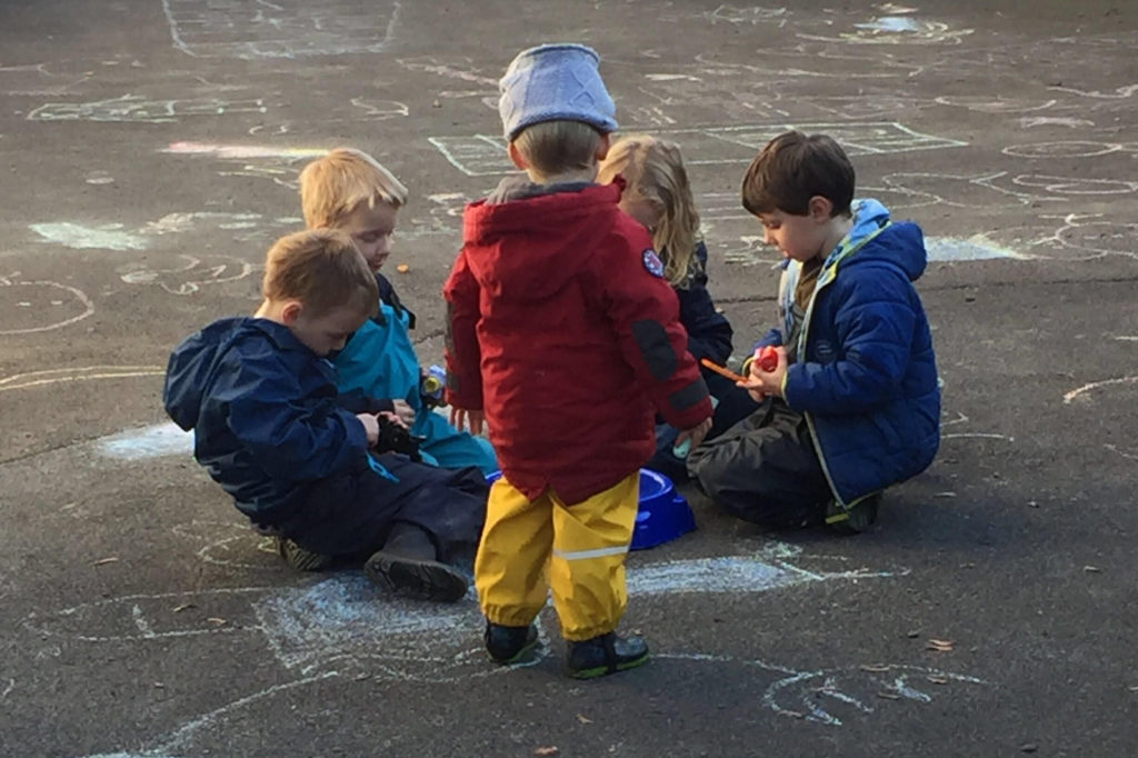 Les enfants jouent dans la cour de l'école.